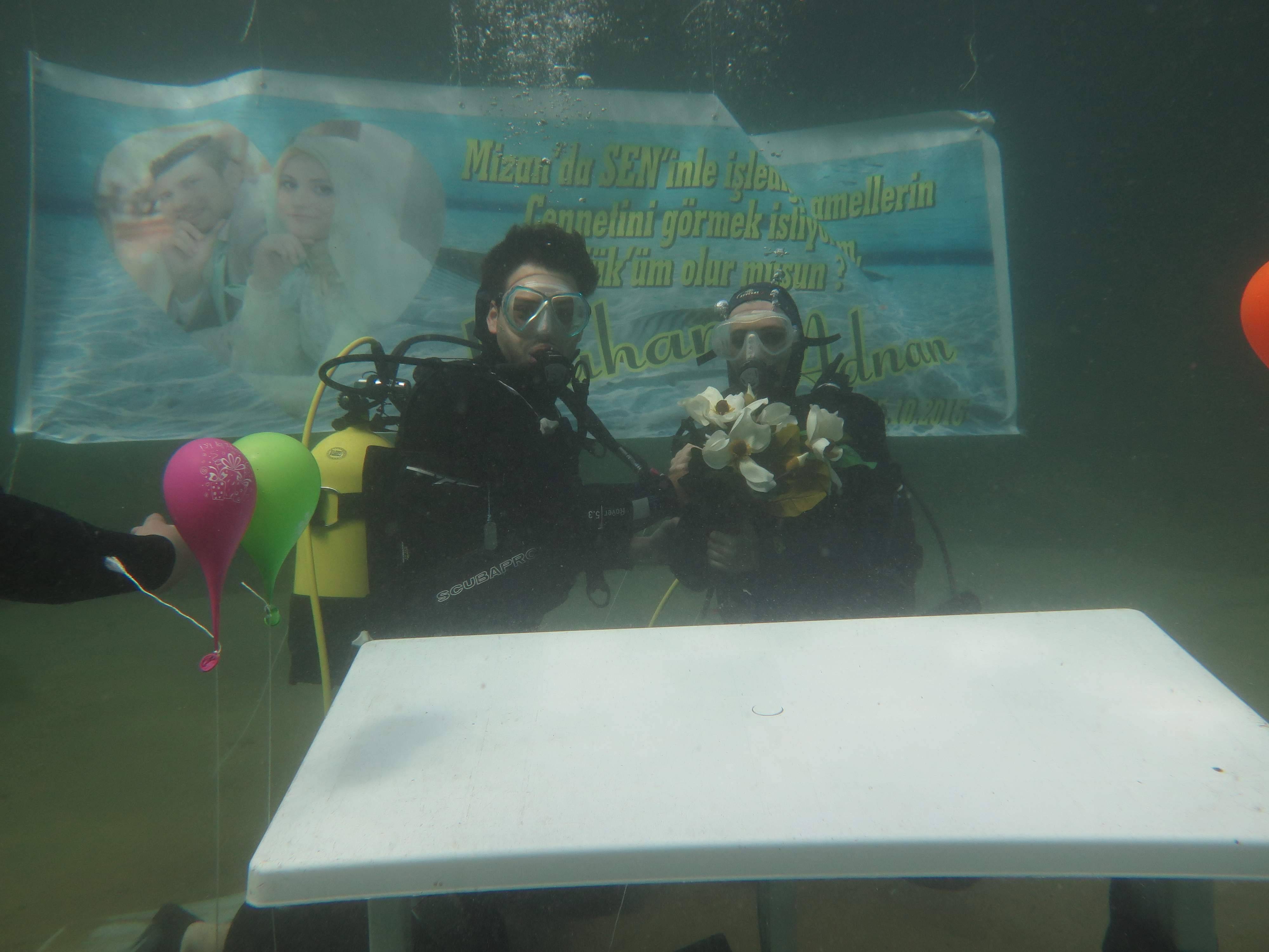 Bursa'da genç adam evlililik teklifiyle görenleri şaşırttı