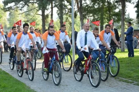AK gençlerden bisikletli seçim çalışması