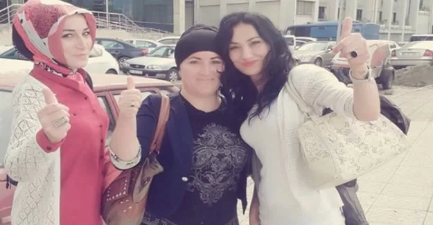 Aldatılan kadınlardan zafer pozu