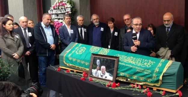 Çetin Altan için Milliyet Gazetesi önünde tören