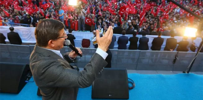 Davutoğlu: Ergen siyaseti yapıyorlar!