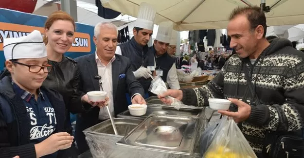 Başkan Bozbey aşure dağıttı