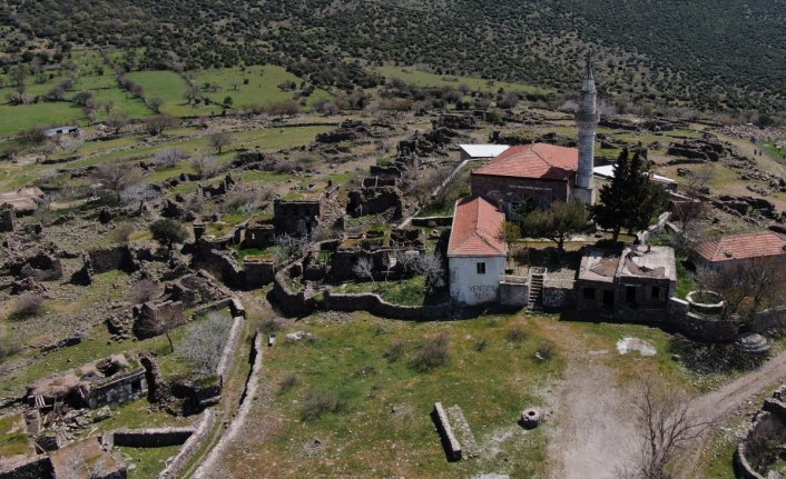 Terk edilen köy yapımcıların gözdesi oldu! Korku filmi platosuna benziyor