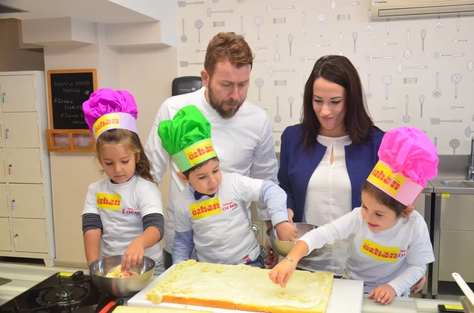 Özhan'lı minikler Cumhuriyet pastası yaptılar