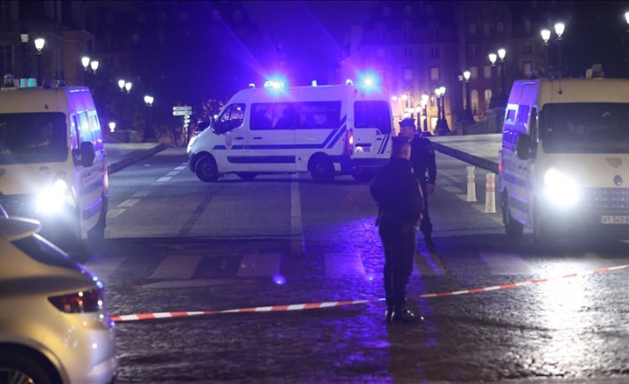 Paris'te polis 'dur' ihtarına uymayan sürücünün aracına ateş açtı!