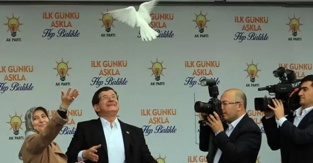 Miting öncesinde beyaz güvercin uçurdu
