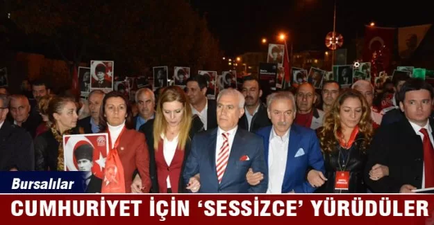 Bursa'da binlerce kişi Cumhuriyet için sessizce yürüdü