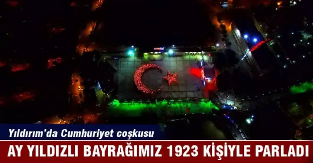 Ay yıldızlı bayrağımız 1923 kişiyle parladı
