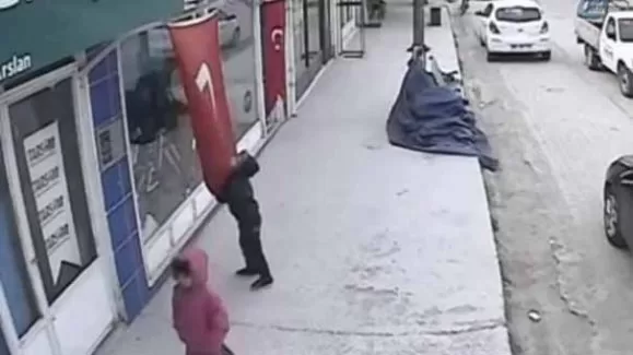 'Bayrağa niye sahip çıktınız' terörü