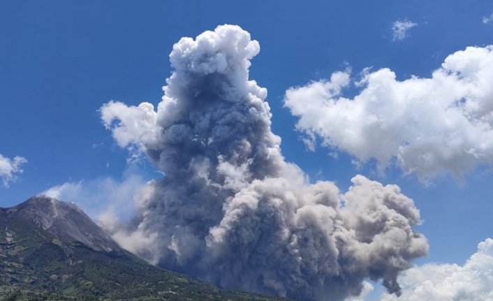 Merapi Yanardağında patlama