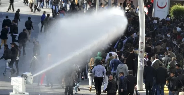 Seçim kurulu önünde bekleyen gruba polis müdahalesi