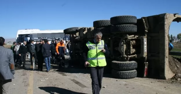 Yolcu servisiyle kamyon çarpıştı : 24 yaralı