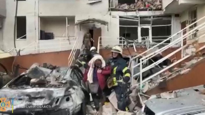 Odessa’da bombardıman sonrası kurtarma çalışmaları