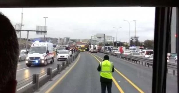 Otobüs metrobüsle kafa kafaya çarpıştı