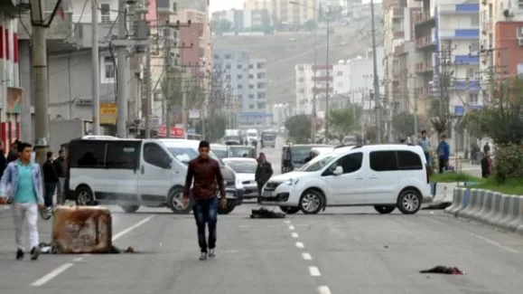 PKK’lı gruplar Cizre’de araçlardan barikatlar oluşturarak yol kapattı