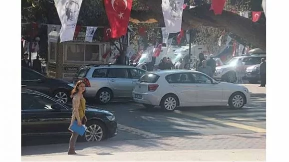 Siren sesini duydular bir anda saygı duruşuna geçtiler