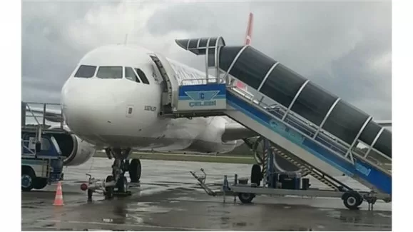 Kaptan farketti, yolcular uçaktan indirildi