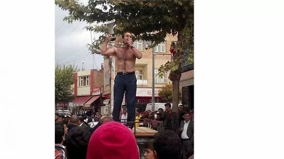 Vekil adayı tepki için soyundu!