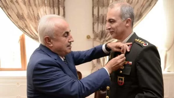 Vali komutana tam altın takktı