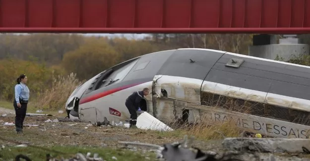 Fransa'da tren raydan çıktı: 5 ölü