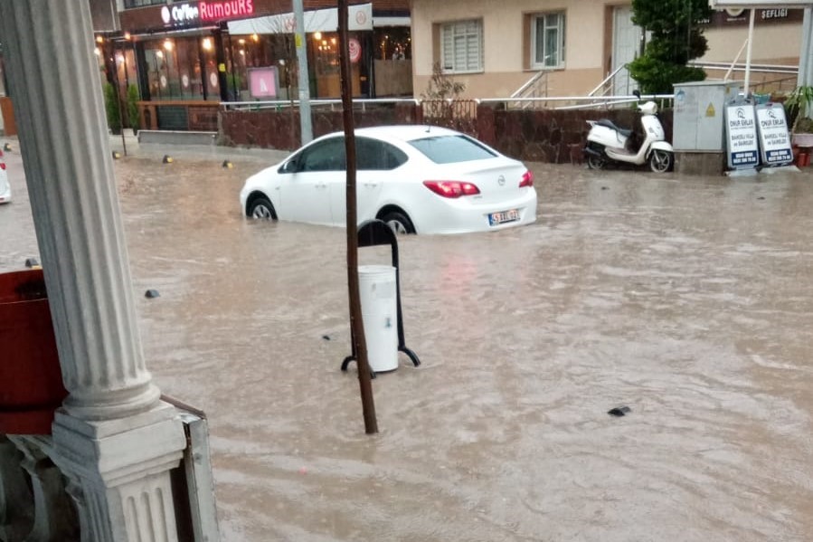 İzmir'de sağanak hayatı felç etti! Araçlar suya gömüldü