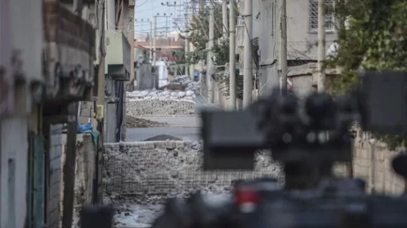 Zaman zaman silah sesleri geliyor...