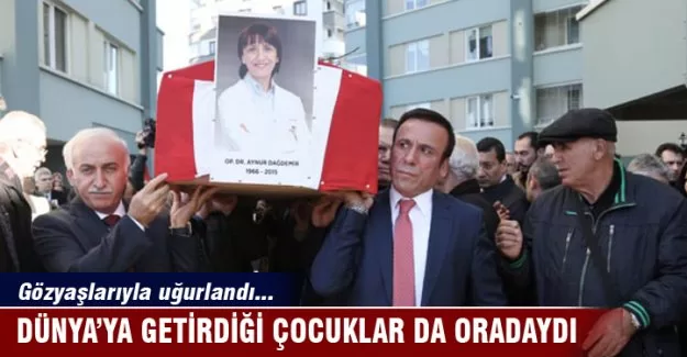 Dünyaya getirdiği çocukların katıldığı törenle uğurlandı