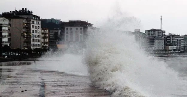 Dev dalgalar sahilleri dövdü