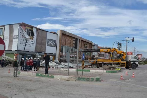 Bursa İnegöl'de lodos yıkıp geçti