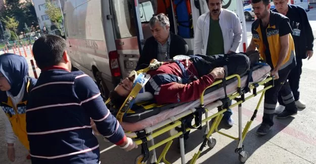 Bursa'da devrilen direği onaran görevli yaralandı