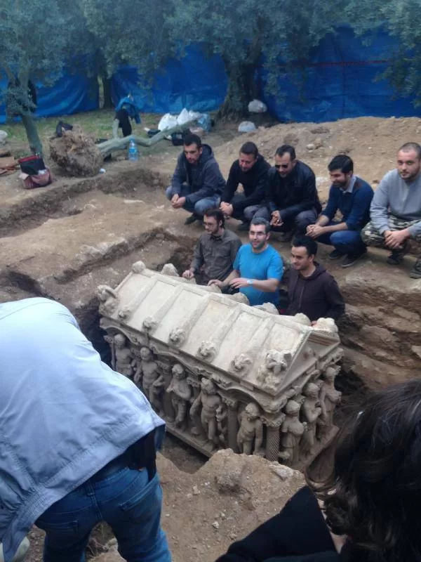 Kaçak defineciler yağmaladı, şimdi olması gereken yerde