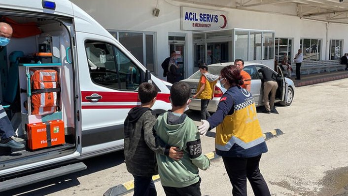 Sırasını temizlemek isterken sınıf arkadaşlarını hastanelik etti