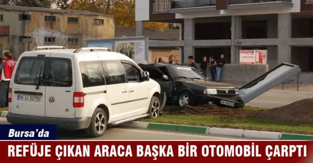 Refüje çıkan araca başka bir otomobil çarptı