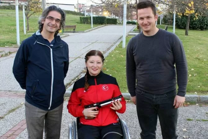 Eline ilk kez silah aldı, şampiyon oldu