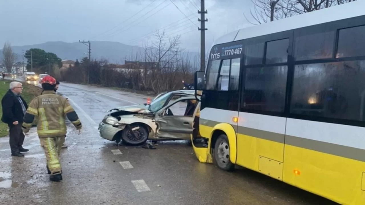 İnegöl'de Halk Otobüsü ve Otomobil Çarpıştı: Otomobil Sürücüsü Yaralandı