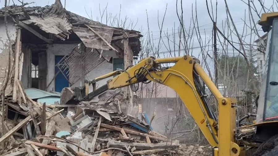 Osmangazi Belediyesi Tehlikeli Metruk Binaları Yıkıyor