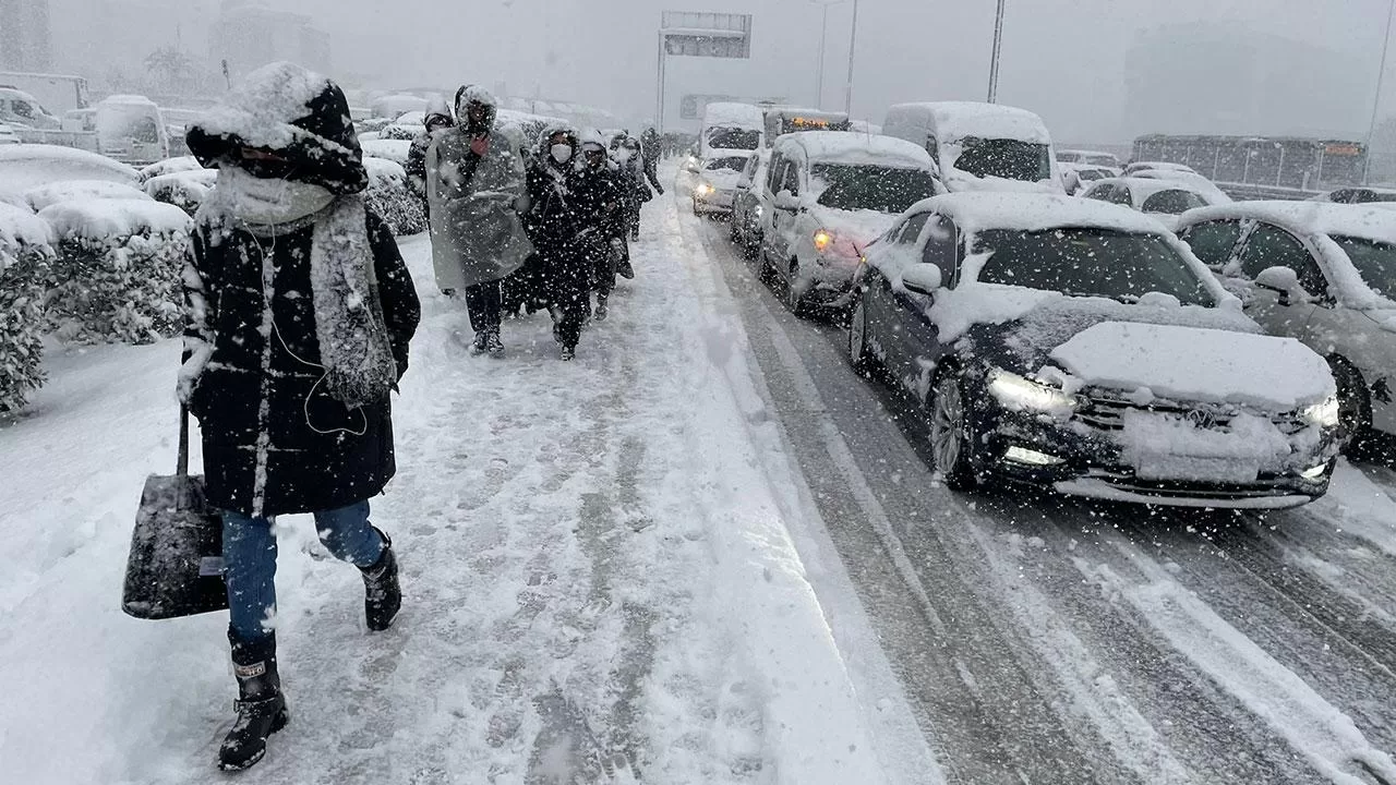 İstanbul'da Pazartesi Öğlene Kadar Yoğun Kar Yağışı Bekleniyor