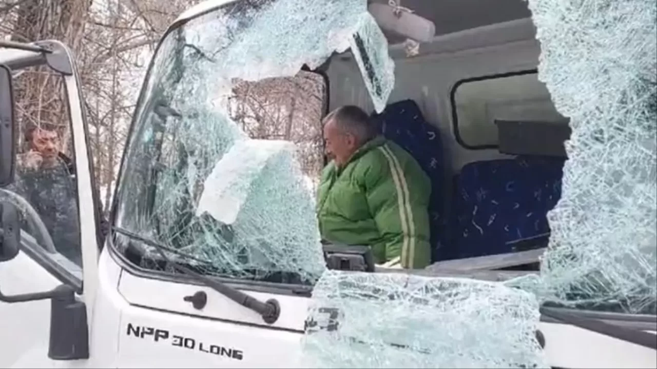 Dağdan Kopan Kaya Parçası Kamyonet Sürücüsünü Öldürdü