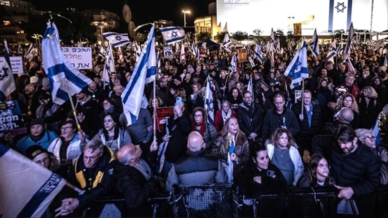 İsrailliler Tel Aviv'de Netanyahu Hükümetini Protesto Etti