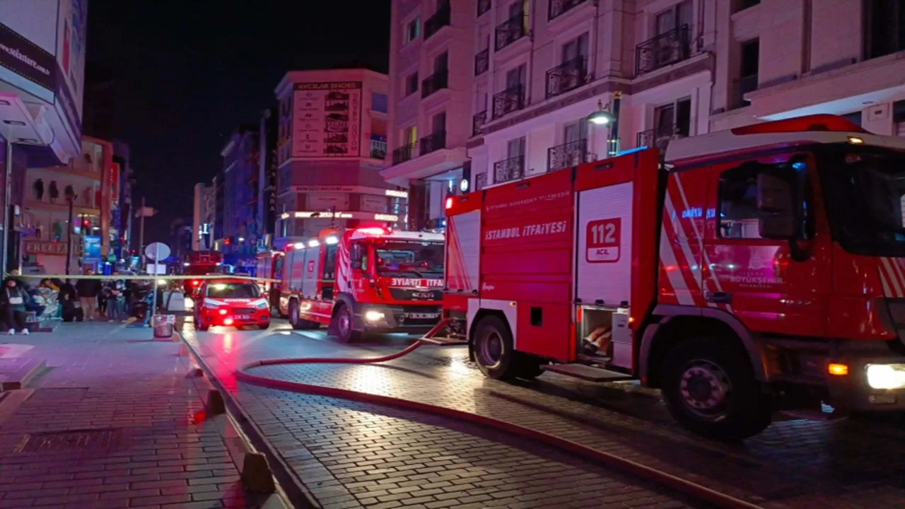 İstanbul'da Otel Yangını: Mahsur Kalan 20 Kişi Kurtarıldı