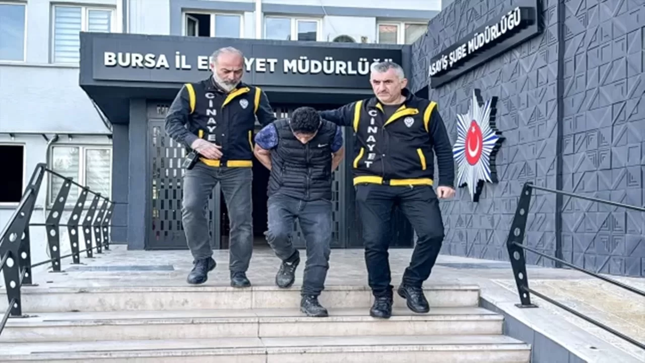 Bursa'da Annesi Babası Ve Kardeşini Öldüren Sanık Adliyeye Sevk Edildi
