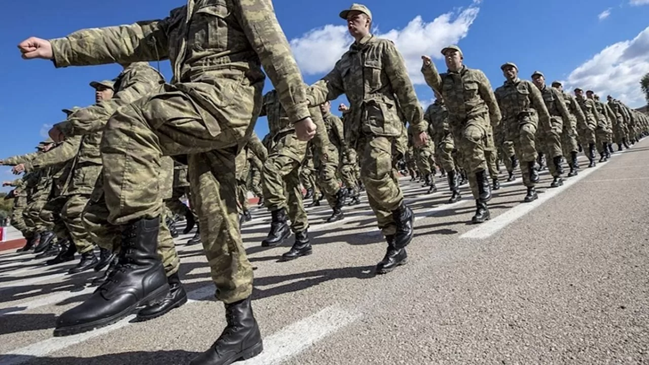 Almanya Türk Gençlerini Yüksek Maaşla Askerliğe Çağırıyor