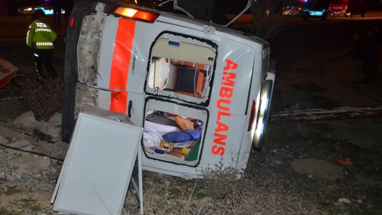 Karaman-Mersin Yolunda Ambulansla Otomobil Çarpıştı: 5 Yaralı