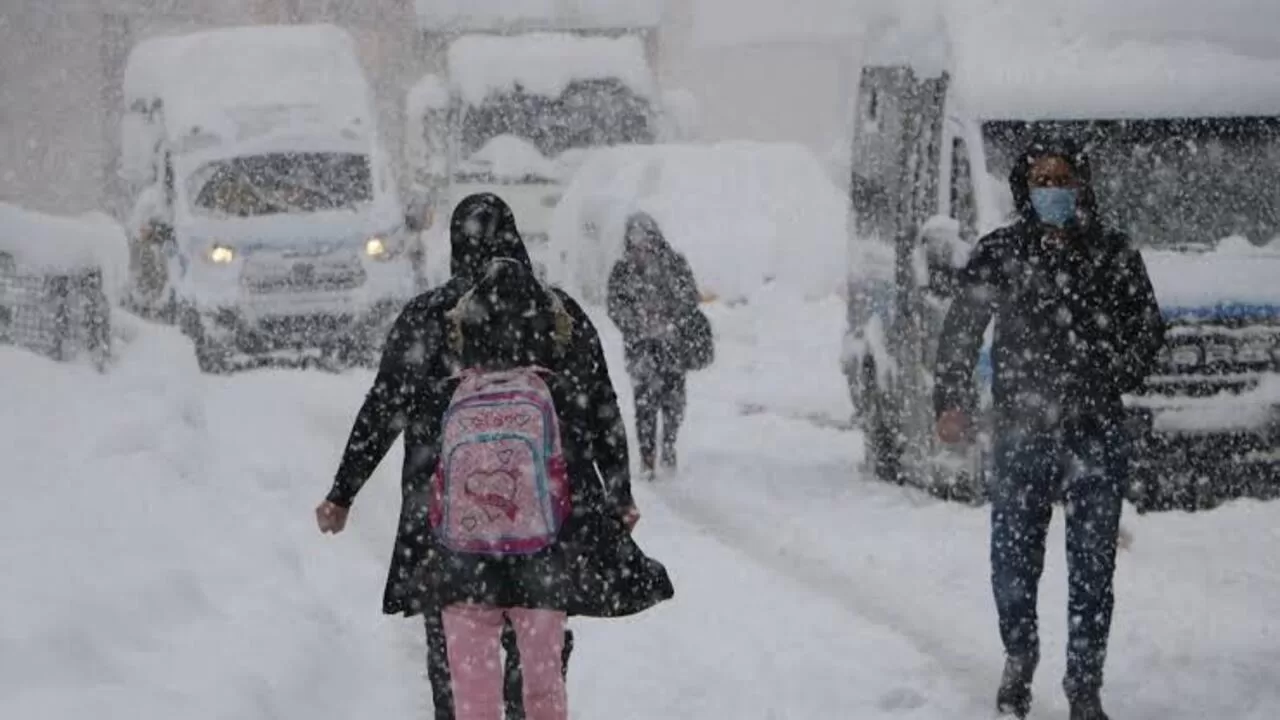 Yoğun Kar Yağışı Nedeniyle Hakkari Merkez ve Yüksekova'da Taşımalı Eğitime Ara Verildi