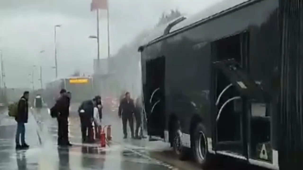 İstanbul Bahçelievler'de Metrobüs Yangını