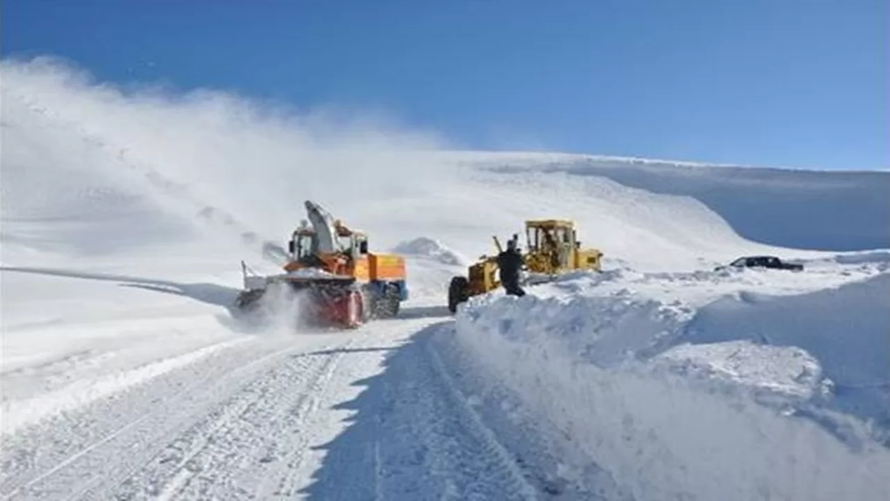 Yoğun Kar Yağışı Hakkari ve Van'ı Esir Aldı: 466 Yol Kapandı