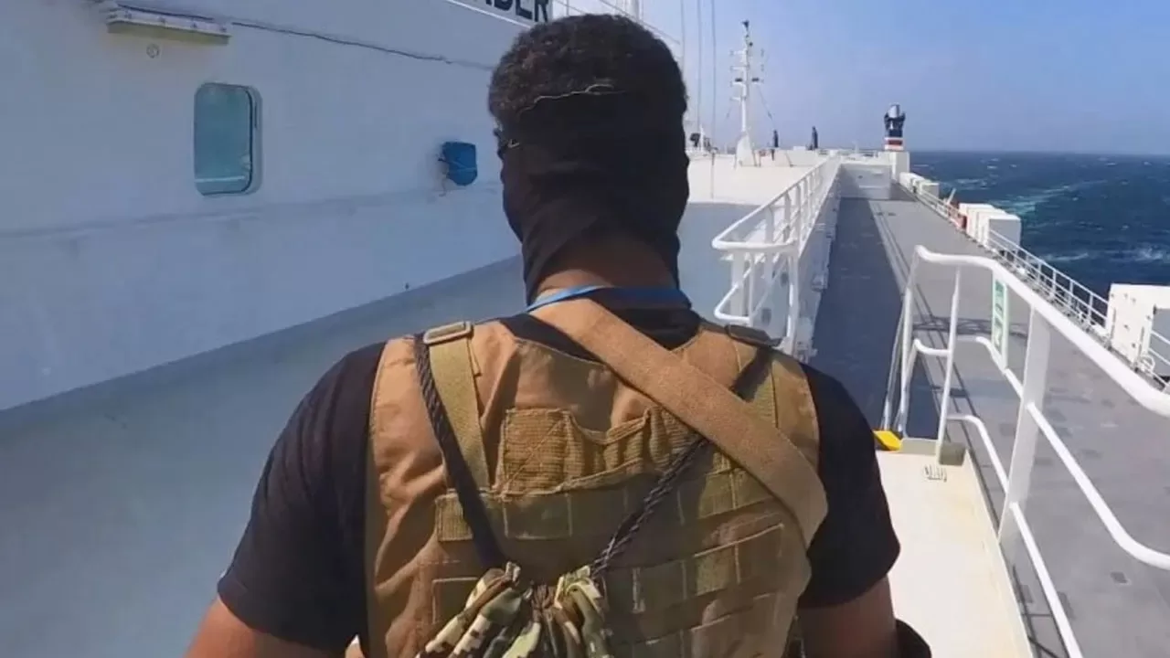 İngiliz Gemisi Aden Körfezi'nde Husilerin Hedefi Oldu