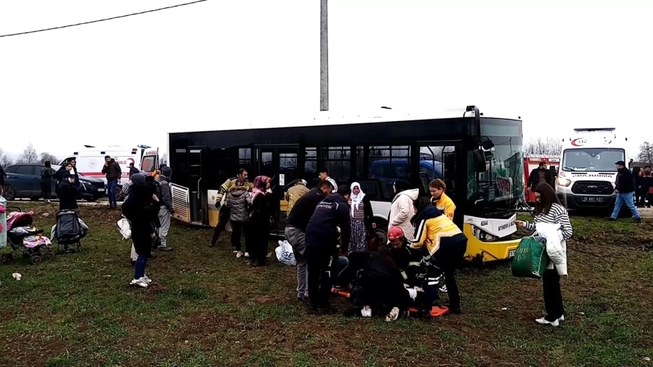 İnegöl'de Otobüs ve Otomobil Çarpıştı: 1 Ölü 8 Yaralı