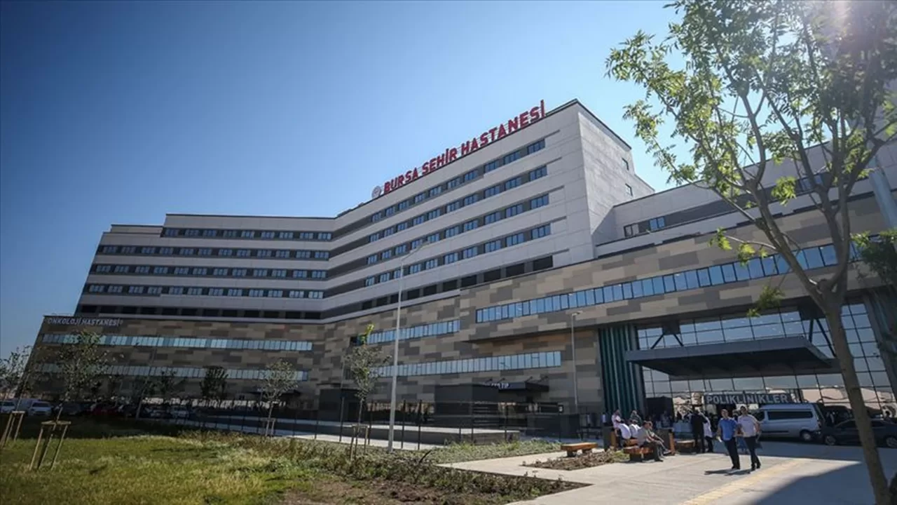 Bursa'da Bir Hasta Ve Annesi Doktoru Yerlerde Sürükledi