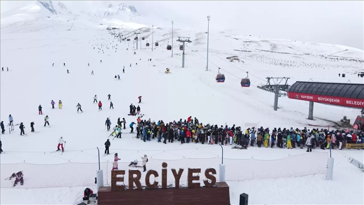 Erciyes Kayak Merkezi Hafta Sonu 125 Bin Kişiyi Ağırladı